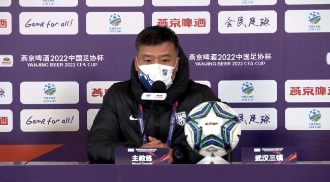 白丝校花腿间流出白色液体
